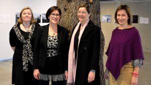 Borgå stads specialistarbetsgrupp (från vänster): Museiamanuens Susanna Widjeskog, kultur- och fritidsdirektör Merja Kukkonen, museidirektör Marina Catani och chefen för Borgå stads kulturtjänster, Susann Hartman Sussan Widjeskog, Merja Kukkonen, Marina Catani och Susann Hartman