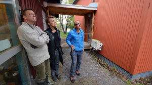Strömsöborna betraktar trästockar som svävar över hustaket. Strömsöborna betraktar trästockar som svävar över hustaket.