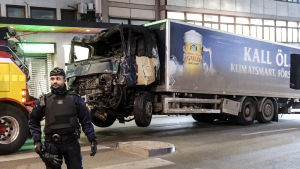 Den kapade lastbilen som användes för att utföra attacken i Stockholm. Den lastbil som användes i den förmodade terrorattacken förs bort.