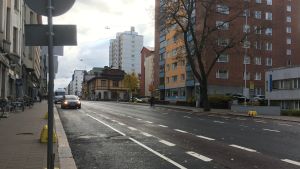 De röda filerna är avsedda för cyklister. Cykelfilen på Humlegårdsgatan i Åbo.
