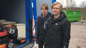 Benjamin Sjöberg och Kristian Backman hjälps åt att med att tömma metallskrot. Benjamin Sjöberg och Kristian Backman hämtar skräp till sopstationen.