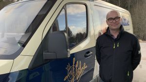 Stefan Åstens privatliv rör sig på samma axel som arbetet, och anser därför att han inte skulle påverkas av stängda gränser. Stefan Åsten står vid en paketbil, ser in i kameran och ler. Det är mulet.