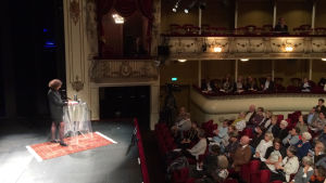 Professor Ebba Witt-Brattström var en av de många talarna. Ebba Witt-Brattström talade vid Föredragsmaraton på Svenska Teatern i Helsingfors den 8 september 2017.