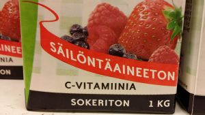 "Vain marjojen oma sokeri" tarkoittaa aspartaamia ja asesulfaami K:ta. Marjakeitto. light, Tarhurin, sokeriton