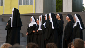 Nunnorna sjunger på scenen.