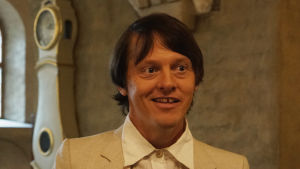 Thure Lindhardt som Nikolai Astrup. Thure Lindhardt som Nikolai Astrup i filmen Flammen over Jølster, som spelades in också i Åbo Domkyrka.