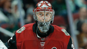 Darcy Kuemper vaktar målet då Arizona inleder säsongen mot Anaheim. Darcy Kuemper vaktar målet då Arizona inleder säsongen mot Anaheim.
