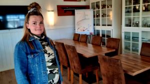 Emma Sandström-Sundqvist väntar att få välkomna matgäster till restaurangen då högsäsongen börjar. Emma Sandström-Sunqvist, krögare på Pavis står i en tom restaurang.