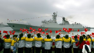 Kina har deltagit i den internationella flottoperationen mot sjöröveri i Adenbukten sedan år 2008. Här välkomnas fregatten Zhoushan hem till Hongkong efter en operation utanför den somaliska kusten. Kina har deltagit i den internationella flottoperationen mot sjöröver i Adenbukten sedan år 2008. Här välkomnas fregatten Zhoushan hem till Hongkong efter en operation utanför den somaliska kusten