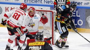 Veteranen Jussi Jokinen lyfte pucken förbi Niko Hovinen. Jussi Jokinen lyfter pucken förbi Niko Hovinen.