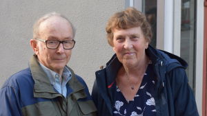 Svante Rönnholm och Marianne Lindholm är glada över att tidningsdistributionen verkar fungera igen. Svante Rönnholm och Marianne Lindholm