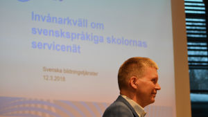 Bo Lönnqvist. Man i profil framför texten "Invånarkväll om svenskspråkiga skolornas servicenät".