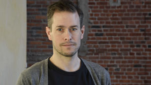 Statsvetaren Kim Strandberg är överraskad över att flera större partier inte satsar mer på Facebookreklam. Statsvetare Kim Strandberg vid Åbo Akademi i Vasa.