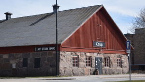 Den gamla ladugården i Ingå kyrkby ägs av Ingå församling och byggdes år 1890. Konstföretagen Art Story Inkoo och Huone ett Rum huserar i den. Karaija i Ingå kyrkby.