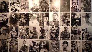 Utställningen i stadsmuseet i Kobarid etsade sig in i minnet. I Kobarid utspelade sig "det tolfte slaget", ett anfall med kraftiga bombardemang och gasgranater, som tvingade italienarna att retirera. Bilder på människor på utställning i ett museum i Kobarid i Slovenien som berättar om slaget och fronten där under första världskriget.