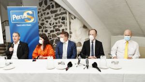 Sannfinländarnas riksdagsgrupp träffas i Åbo. Från vänster riksdagsledamöterna Jani Mäkelä, och Arja Juvonen, riksdagsgruppens ordförande Ville Tavio, partiordföranden Jussi Halla-aho och partisekreteraren Simo Grönroos. Män och kvinnor sitter bakom ett bord. Alla bär munskydd utom en man längst till vänster. Sannfinländska politiker i Åbo 26.8.2020.