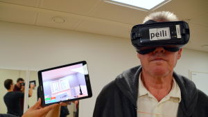 Rehabilitering sker också med hjälp av virtuell verklighet. Man som testar virtuell verklighet.
