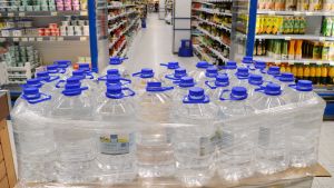 S-market i Söderkulla fick snabbt in 960 stycken fem-liters flaskor med källvatten från Ingå och Kyrkslätt. Vattenfalskor i butik