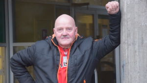 Bjarne Björklund tror att man borde hitta någon annan form av vuxenansvar än de föräldrapatruller som fungerade för drygt tjugo år sedan. En skallig man med röd tröja och svart jacka lutar mot en pelare. utomhus. Han ser allvarlig ut
