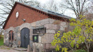 Hangö museum har sina utställningar i ett hus från den gamla fästningen. stenhus från 1700talet