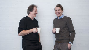 Kjell Westö och Juha Itkonen dricker kaffe.