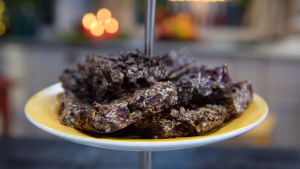 Ett fat med skurna havrekakor med choklad och tranbär.