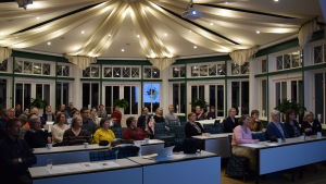 Ett trettiotal Svartåbor och andra intresserade mötte upp i Svartå slottskrogs paviljong när Raseborgs stad informerade om hur långt planerna på skolcentret framskridit. Svartåbor och andra intresserade kom till informationsmötet på Svartå slott om det nya skolcentret.