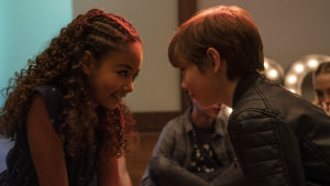Att pussas eller inte pussas. Max (Jacob Tremblay) och Brixlee (Millie Davis). Unge Max på väg att pussa unga Brixlee.