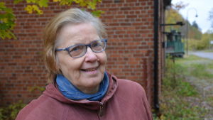 Kerstin Ilander vid det gamla lokstallet i Svartå som under några år fungerade som bryggeri. Kerstin Ilander i Svartå bruk.