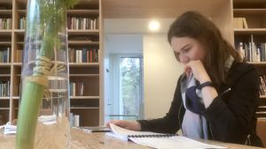 Marianna Liik studerar Arvo Pärts anteckningar i centrets bibliotek. Kompositören Marianna Liik studerar Arvo Pärts anteckningar.