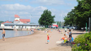 Knipans badstrand i Ekenäs en solig sommardag. Knipans strand i Ekenäs en vacker dag i juli.