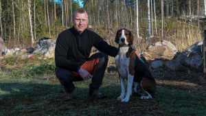 Joa Bergqvist med den finska stövaren Lyx. Arkivbild. Joakim Bergqvist, verksamhetsledare vid Borgå jaktvårdsförening med sin hund Lyx