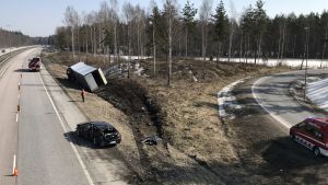 Långtradaren plöjde en ansenlig bit av vägrenen. Bil krockade med långtradare på motorvägen i Sibbo