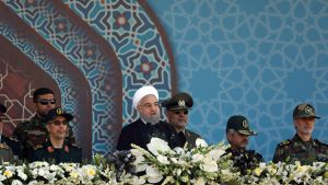 Irans president Hassan Rouhani talar vid en militärparad i Teheran lördagen 22.9. Irans president Hassan Rouhani talar vid en militärparad i Teheran lördagen 22.9.