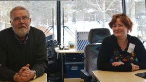 Uffe Johansson och Ninnu Strandvall hjälper barnen att hitta böcker. Personalen vid utlånings desken i bokbussen.