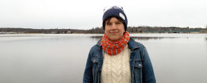 Specialforskare Jonna Engström-Öst jobbar med olika marinbiologiska projekt. Jonna Engström-Öst står vid Pojoviken och tittar in i kameran.