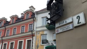 Judiska gatan finns mitt i de kvarter där nazisterna stängde in fler än 11 000 judar som sedan alla avrättades. Judiska gatan i Vilnius har gatuskylt på tre språk; litauiska, hebreiska och jiddisch.