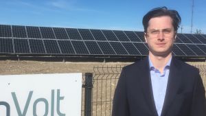 Marek-Andres Kauts. Marek-Andres Kauts från FootonVolt står framför företagets solkraftspark på Dagö
