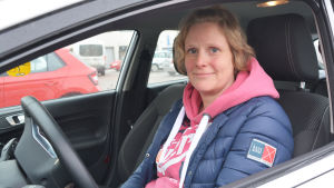 Bodil Weckström patrullerar bilburen hela valborgshelgen. Blond kvinna sitter inne i en bil bakom ratten. Hon tittar in i kameran och småler.