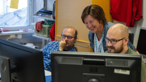 Kuvassa Yle Mediateknologian osaston työntekijöitä työssään.
