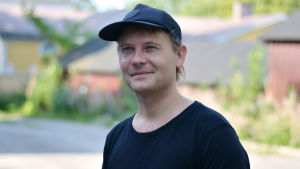 Arrangören Daniel Lindholm jobbar hårt för att hitta kvinnorna. Personporträtt på Daniel Lindholm.