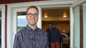 Jari Nieminen säger att Kasnäs är ett alternativ om man vill färdigställa hamnen medan man väntar på beslut från domstolen. Man i randig skjorta
