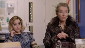 Kate (Emilia Clarke) med mamman Petra (Emma Thompson) som i filmen talar med en mycket kraftig engelsk brytning. Kate (Emilia Clarke) och hennes mamma Petra (Emma Thompson) sitter vid läkarens mottagningsbord och ser bekymrade ut.