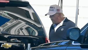 Donald Trump lämnar Vita huset dagen efter att Joe Biden utropades till segrare i presidentvalet 2020. Trump lär inte hysa planer på att erkänna sig besegrad. USAs president Donald Trump lämnar Vita huset i Washington DC dagen efter att Joe Biden utropades till segrare i presidentvalet 2020. Han har en vit Make America Great Again-keps på huvudet, men ser trött ut. Han har inte erkänt sig besegrad.