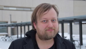Lauri Maijala repeterar just nu Tjechovs Körsbärsträdgården på Helsingfors stadsteater, en pjäs som hade världspremiär 1904. Närbild på regissören Lauri Maijala.