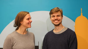 Amanda Audas-Kass och Elias Edström. Amanda Audas-Kass och Elias Edström poserar framför en blågul bakgrund.