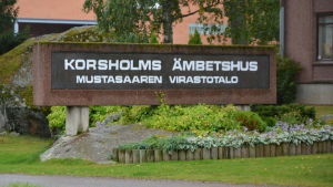 På torsdag ska politikerna ta ställning till om Korsholm ska inleda fusionsdiskussioner med Vasa. Korsholms ämbetshus i Smedsby.