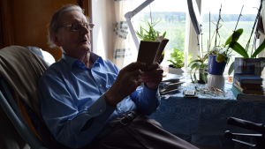 Harry har hållit på med sång och musik hela livet. Harry sitter i sin gungstol framför fönstret med sånghäftet framför sig och sjunger.