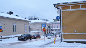 Husknuten har spärrats av. En gatukorsning i Borgå. Vid en husknut finns en avspärrnin geftersom det hänger ner stora istappar från taket.