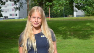 Saga hör till den absoluta världseliten när det kommer till 17-åriga stavhoppare. En tonårig flicka med långt hår står och ser in i kameran. I bakgrunden syns bostadshus och gräsmatta.